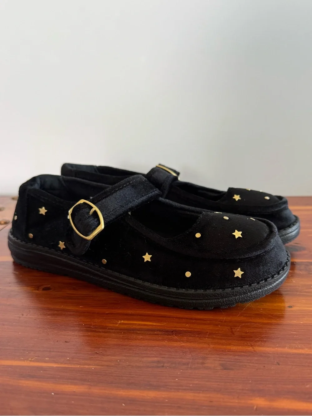 Hey Dude Wendy Jane Studded Mary Jane Shoes Women’s 8 Black Gold Stars Velvet